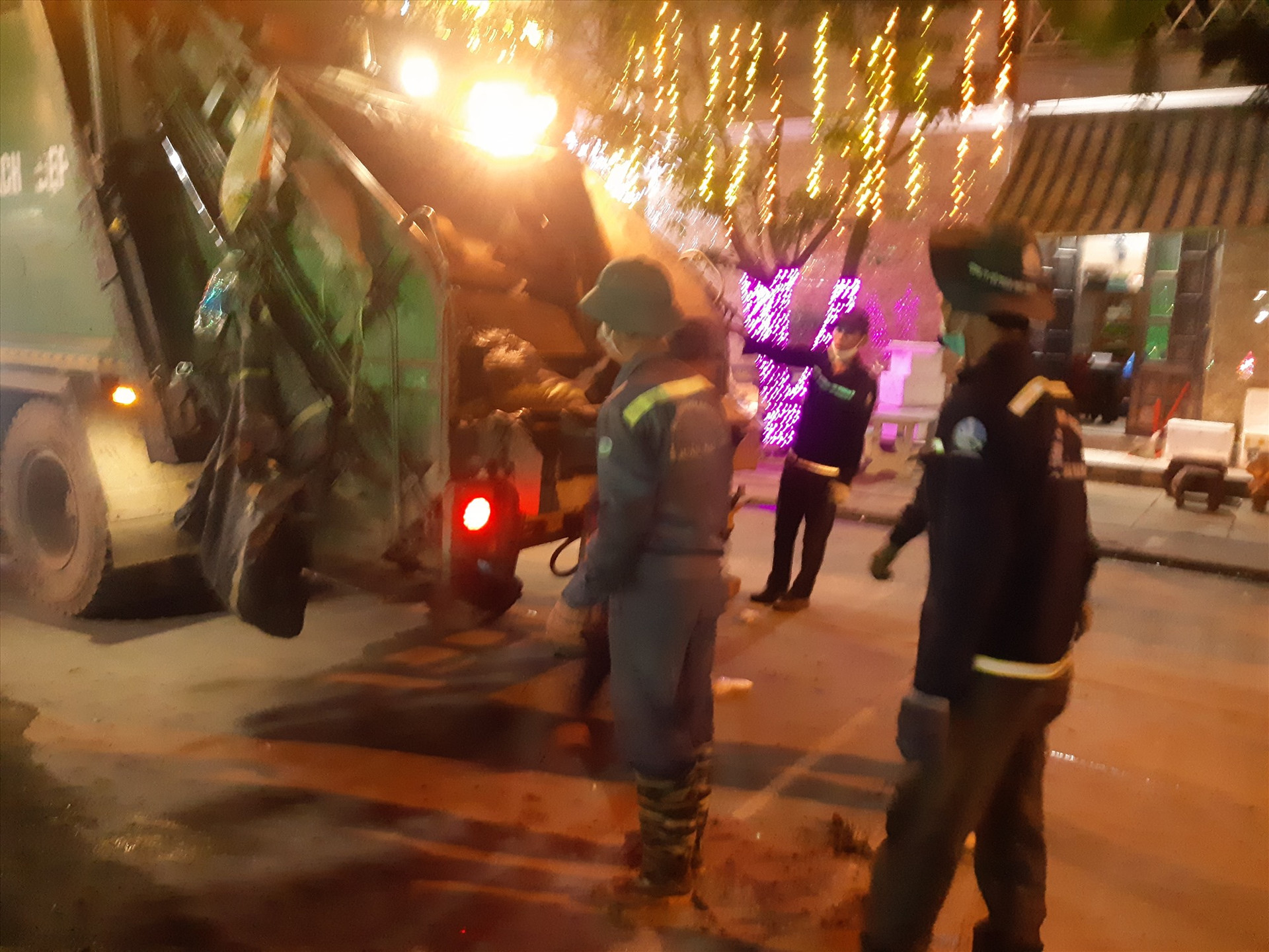 Lực lượng thu gom rác làm nhiệm vụ trong đêm 30 tết tại Đại Lộc. Ảnh: HOÀNG LIÊN