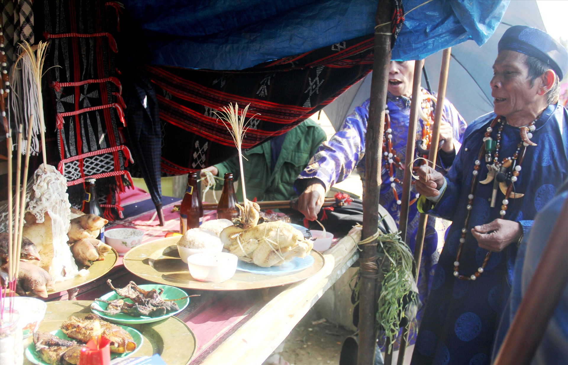 Các già làng Cơ Tu thực hiện nghi thức cúng thần linh trong hội làng mừng năm mới. Ảnh: Đ.N