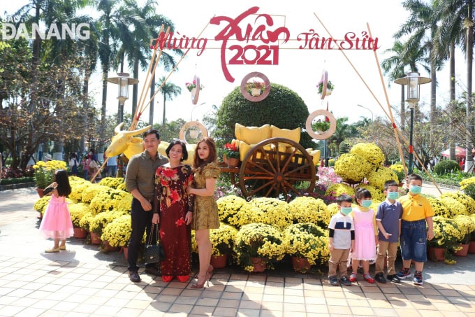 Công viên 29-3 được trang trí đẹp mắt để phục vụ người dân dịp Tết. Ảnh: THU BÌNH.