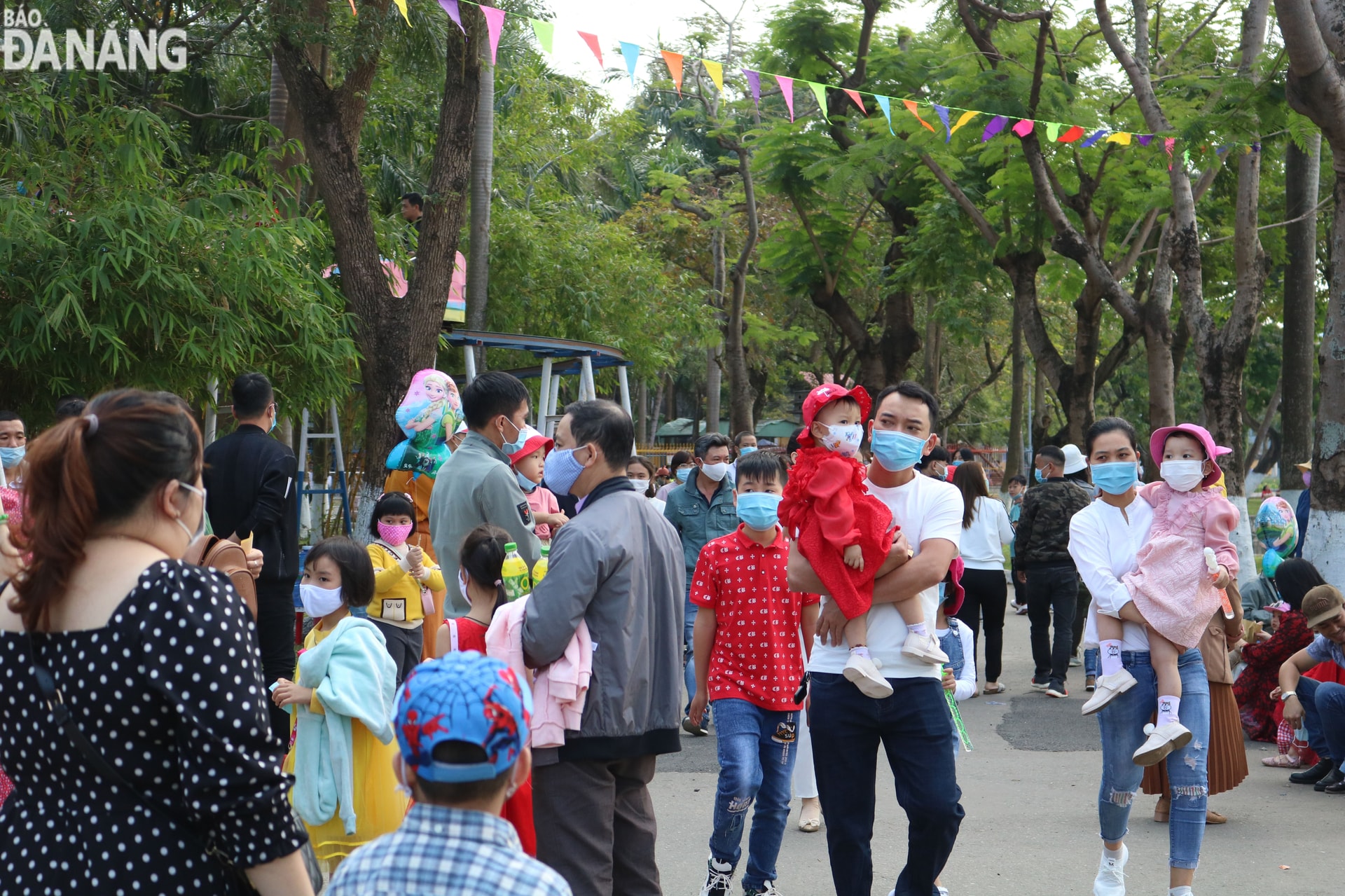 Người dân đến vui chơi tại Công viên 29-3 tuân thủ các quy định phòng, chống Covid-19. Ảnh: THU BÌNH.