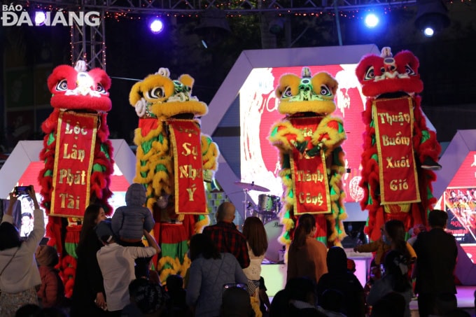 Múa lân tại Khu vui chơi, giải trí Helio với mong ước một năm vui vẻ, thành công. Ảnh: NGỌC HÀ.
