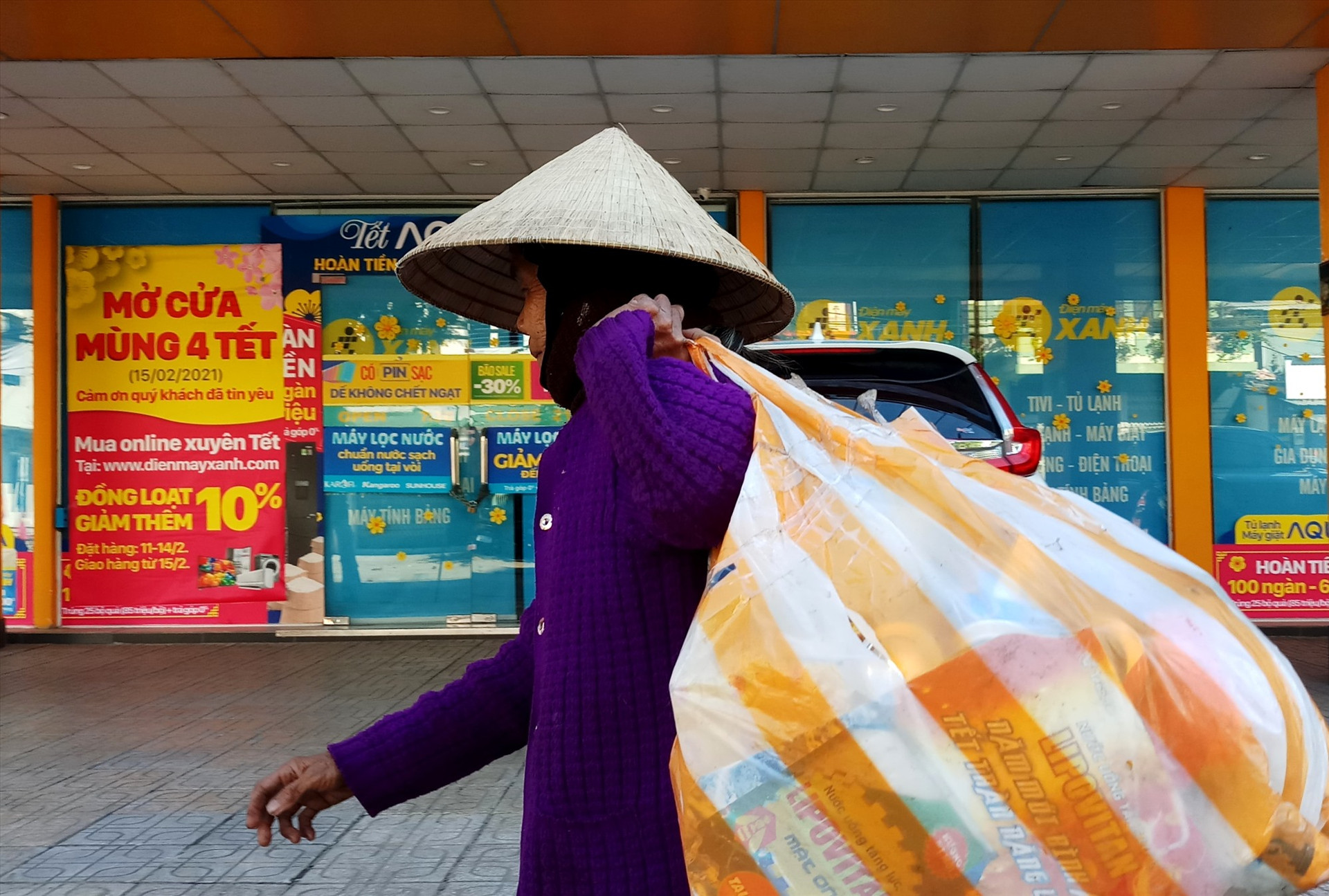 Đi dọc khắp con phố Phan Châu Trinh (TP.Tam Kỳ), cụ bà gom được “chiến lợi phẩm” vào mùng 1 Tết, chờ bán. Ảnh: Đ.N