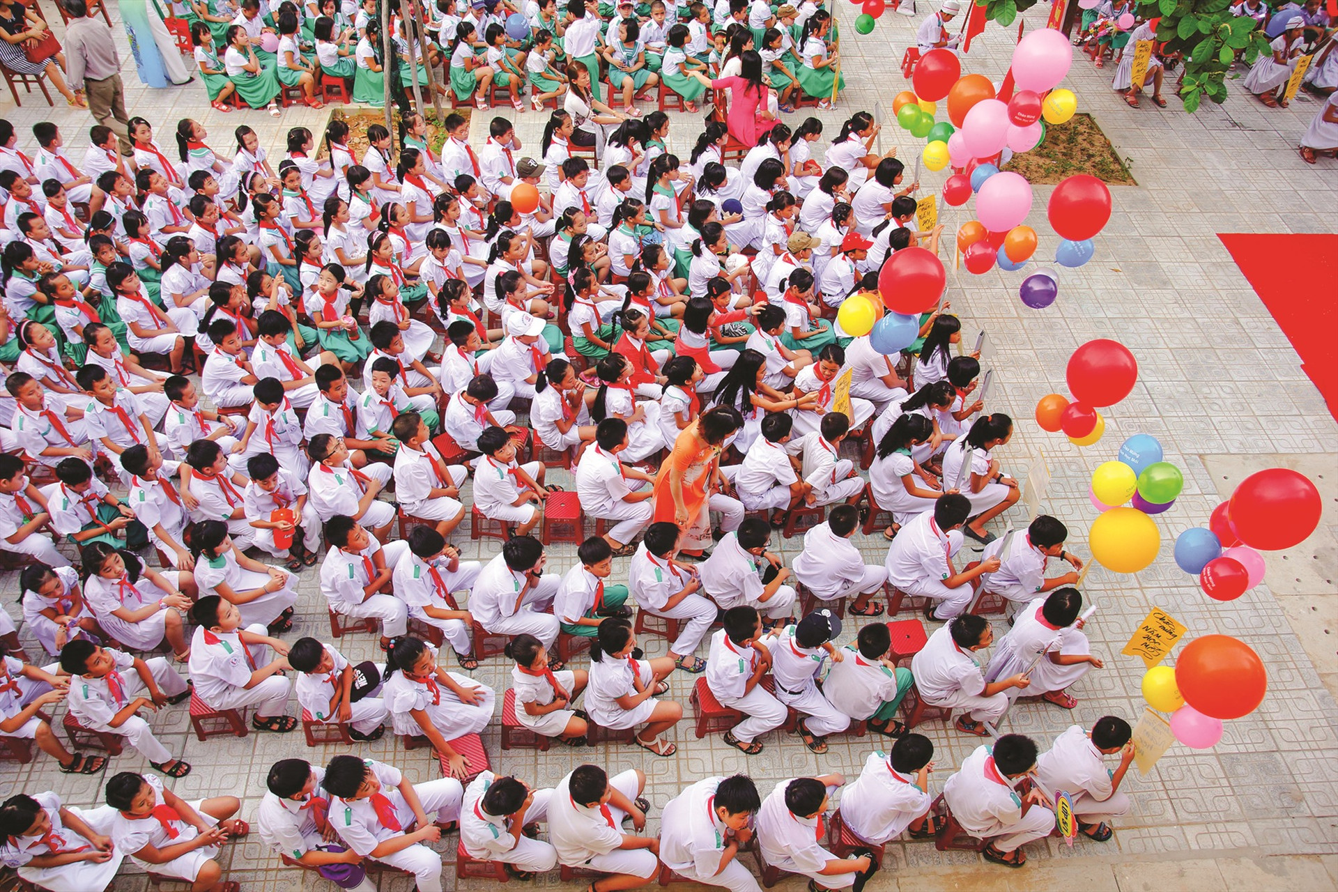 Buổi chào cờ đầu tuần ở một trường học tại Quảng Nam. Ảnh: PHƯƠNG THẢO
