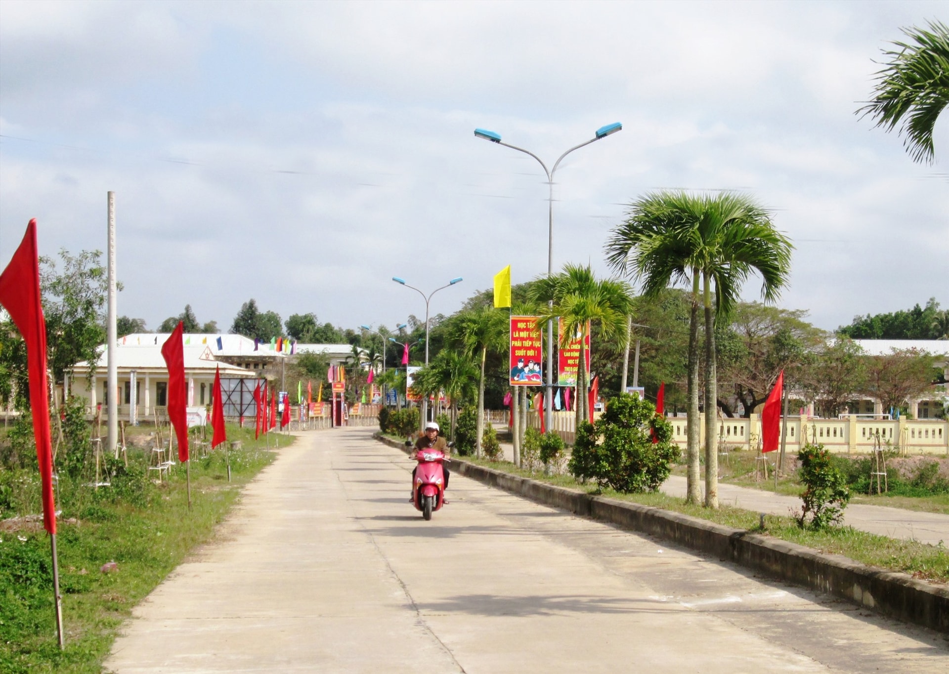 Làng quê xứ Quảng như được thổi “luồng sinh khí mới” với nhiều gam màu sáng. Ảnh: VĂN SỰ