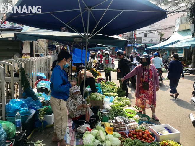 Các mặt hàng rau, củ được nhiều người dân chọn mua (ảnh chụp tại chợ Đống Đa). Ảnh: M.QUẾ