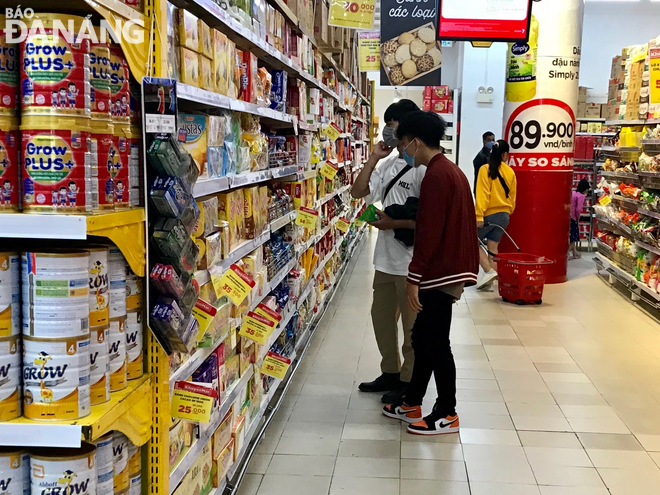 Người dân tham quan, mua sắm tại siêu thị Big C mùng 3 Tết. Ảnh: M.QUẾ