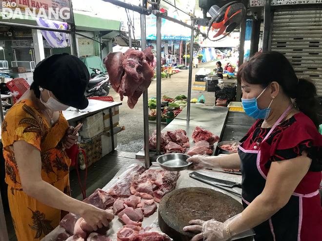 Người dân chọn mua thịt tại chợ Cồn. Ảnh: M.QUẾ