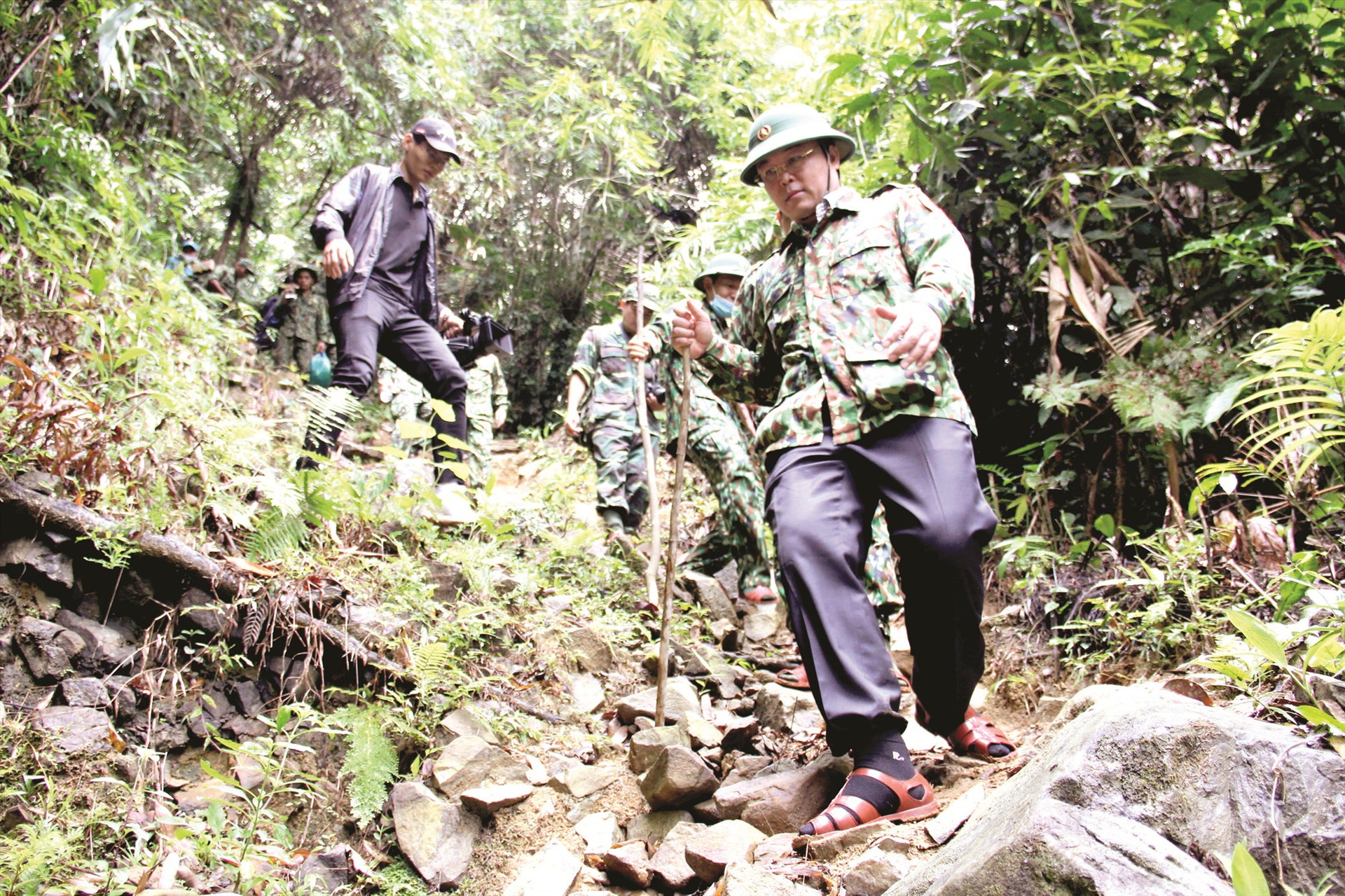 Chủ tịch UBND tỉnh Lê Trí Thanh vượt rừng thăm, kiểm tra các chốt kiểm soát phòng chống dịch dọc tuyến biên giới Quảng Nam - Sê Kông (Lào). Ảnh: AlĂNG NGƯỚC