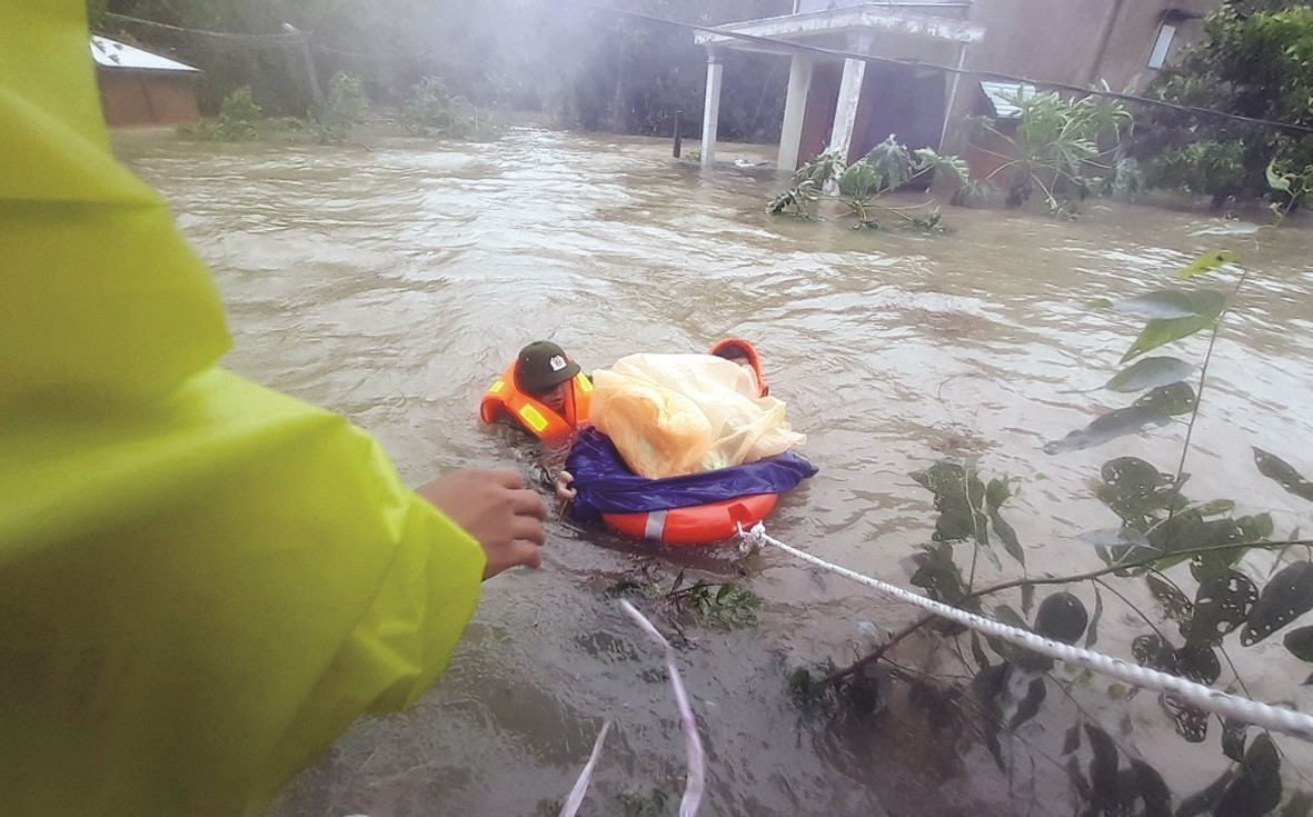 Lực lượng Cảnh sát đường thủy Công an tỉnh đưa một cháu bé ra khỏi vùng ngập sâu ở xã Tam Đàn (Phú Ninh) an toàn trong đợt mưa lụt giữa tháng 10.2020. Ảnh: C.T.V