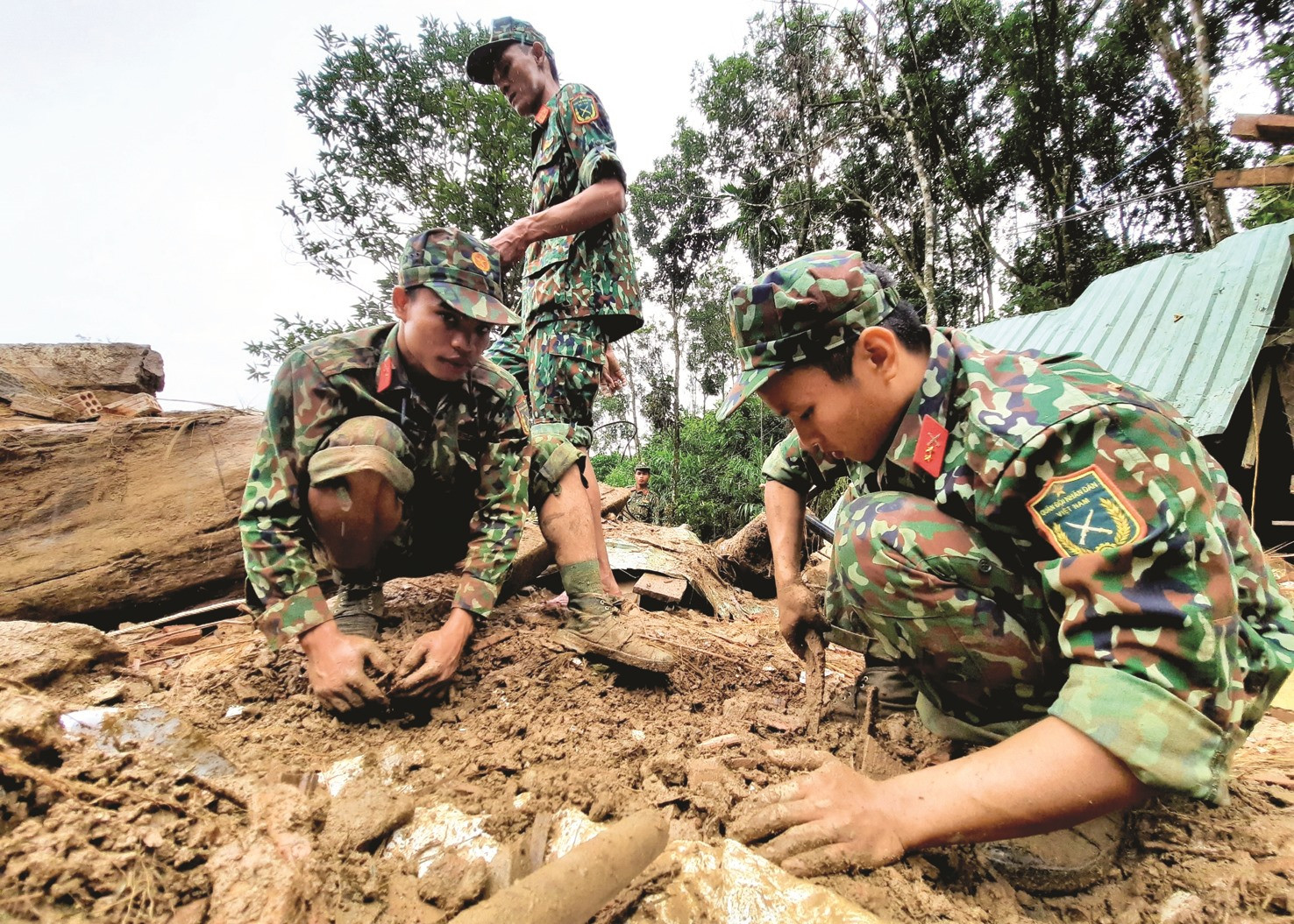 Các chiến sĩ dùng tay bới tìm kiếm nạn nhân mất tích trong vụ sạt lở ở Trà Leng, Nam Trà My. Ảnh: P.V