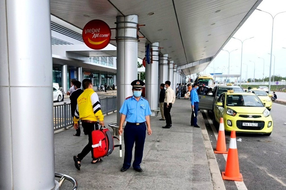 Thanh tra Sở GTVT kiểm soát xe trá hình tại Cảng hành không Chu Lai. Ảnh: CT
