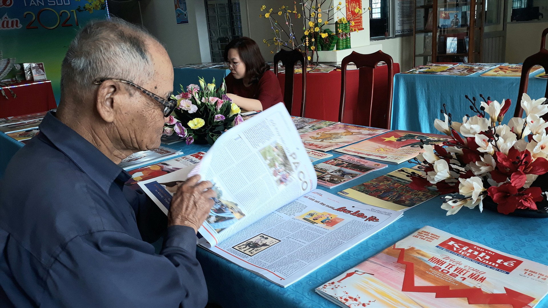 Đọc báo ngày tết tại Thư viện Quảng Nam. Ảnh: C.N