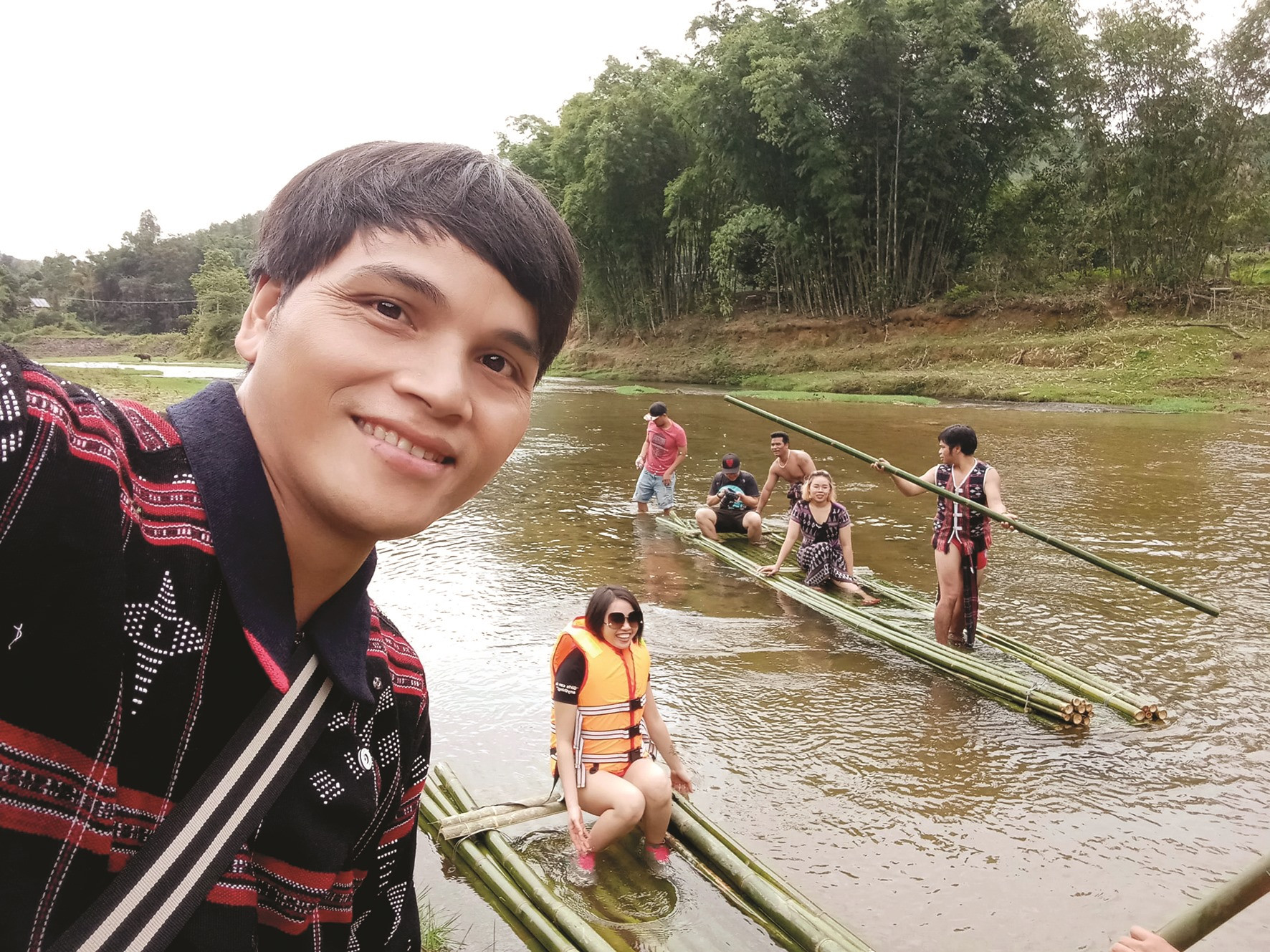 Pơloong Plênh (trái) đưa du khách trải nghiệm du lịch cộng đồng tại làng Tà Làng (Tây Giang). Ảnh: P.P