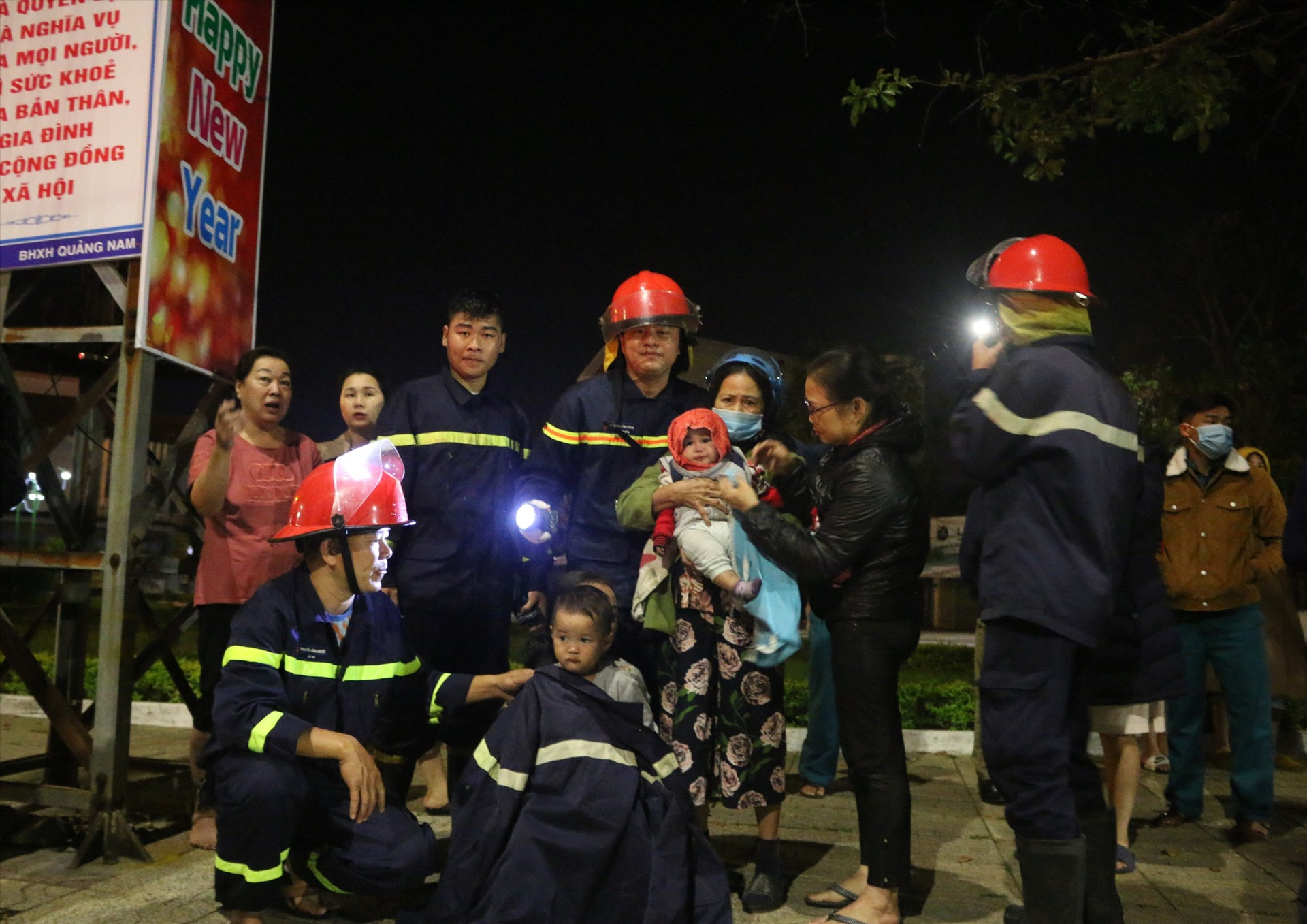 2 cháu nhỏ và các thành viên khác được cứu an toàn ra khỏi đám cháy. Ảnh: Công an cung cấp