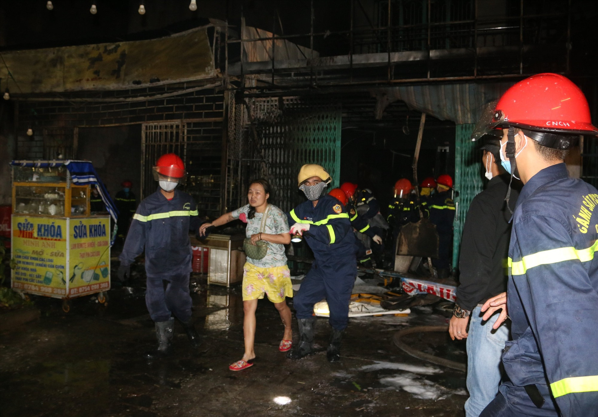Lực lượng cứu hộ đưa nạn nhân mắc kẹt trong đám cháy ra ngoài. Ảnh: Công an cung cấp