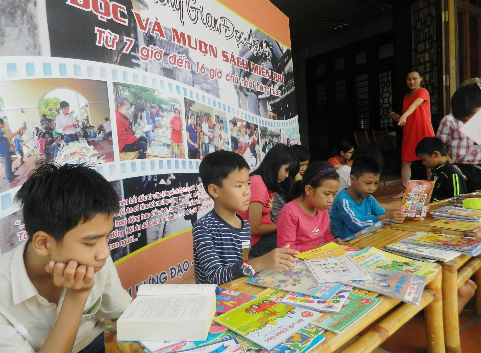 Trẻ em đọc sách ở Không gian đọc Hội An. Ảnh: KGĐ