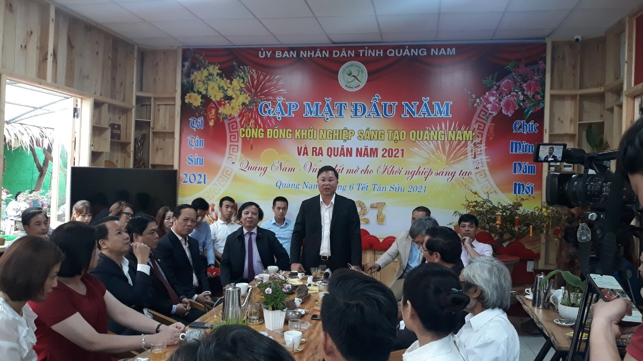 Chủ tịch UBND tỉnh Lê Trí Thanh chia sẻ tại buổi gặp mặt cộng đồng khởi nghiệp đầu Xuân Tân Sửu. Ảnh: C.N