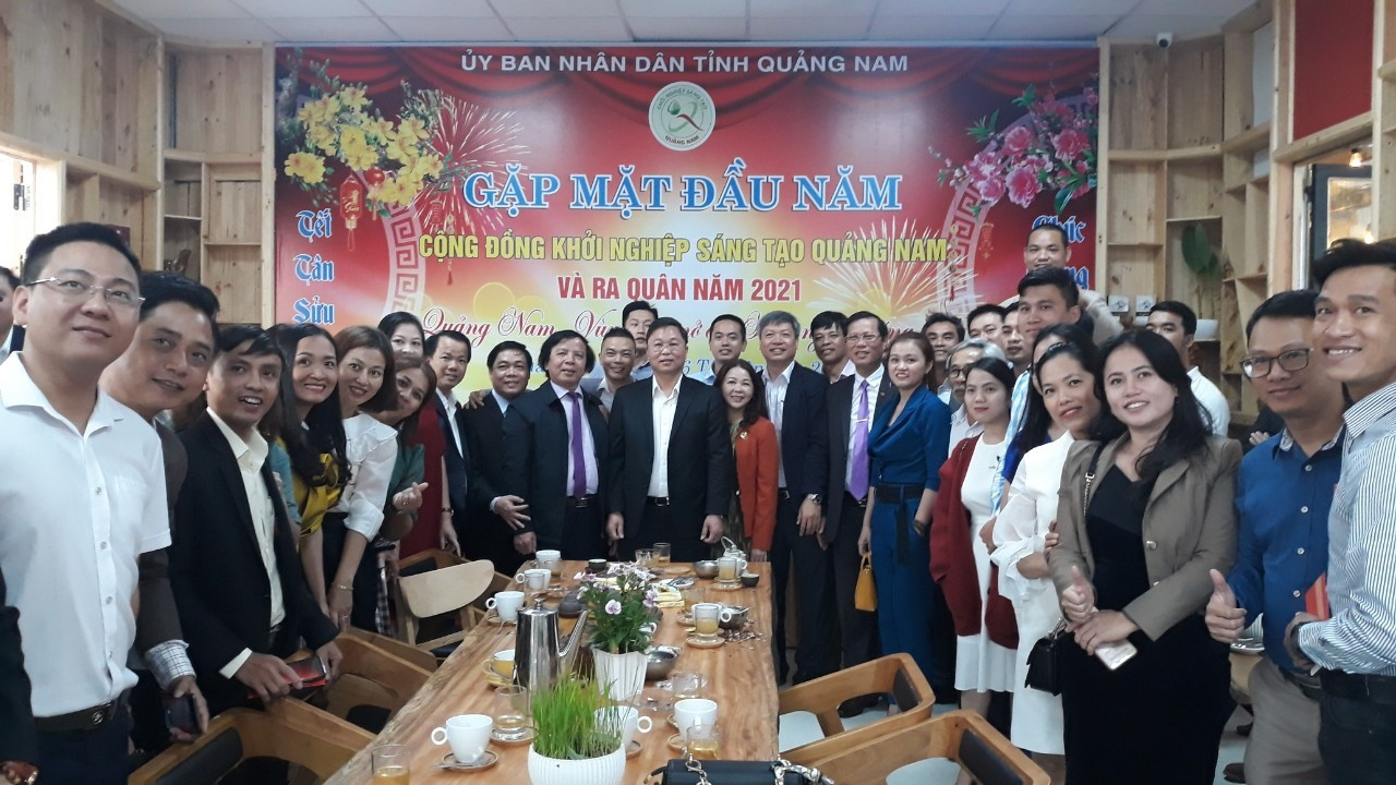 Chủ tịch UBND tỉnh Lê Trí Thanh chụp ảnh lưu niệm với cộng đồng khởi nghiệp sáng tạo xứ Quảng. Ảnh: C.N