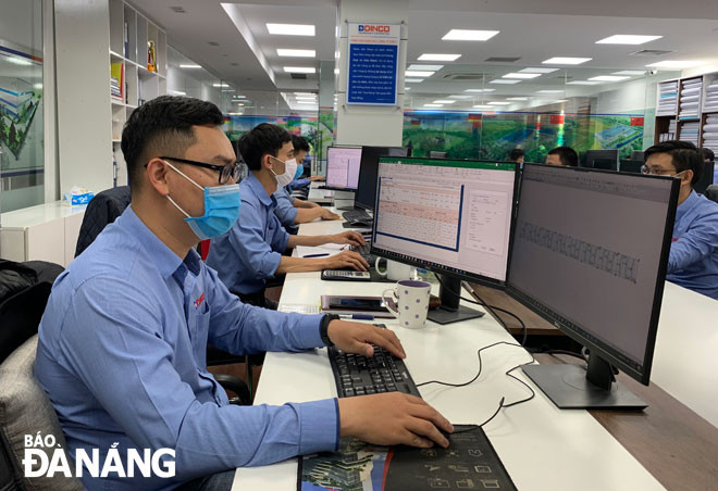 Người lao động làm việc trong ngày 17-2 tại Công ty CP Xây dựng kỹ thuật DINCO.  Ảnh: KHANG NINH