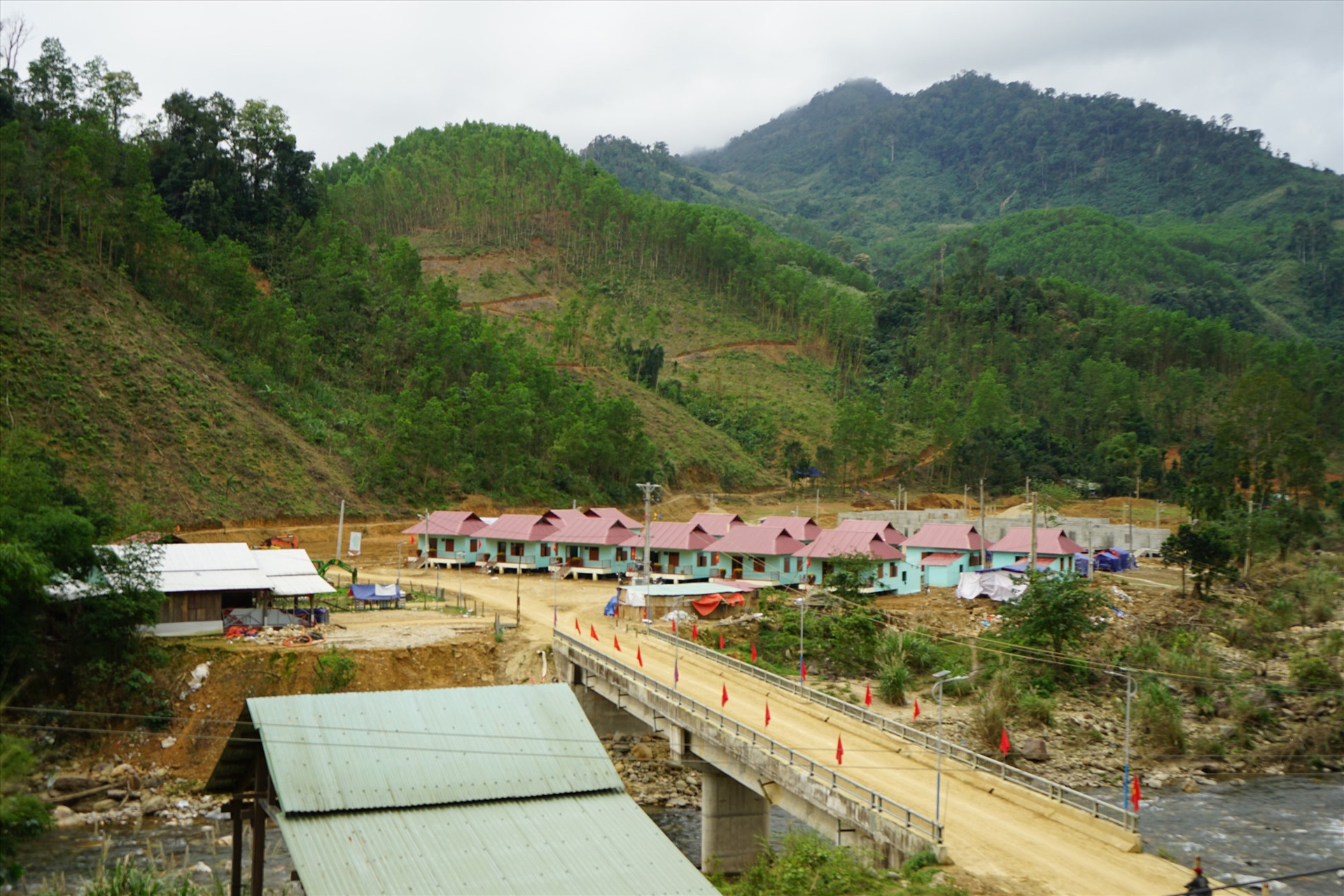 Hàng chục hộ dân tại các làng tái định cư của Nam Trà My đã bắt nhịp với cuộc sống mới trong những ngôi nhà khang trang.