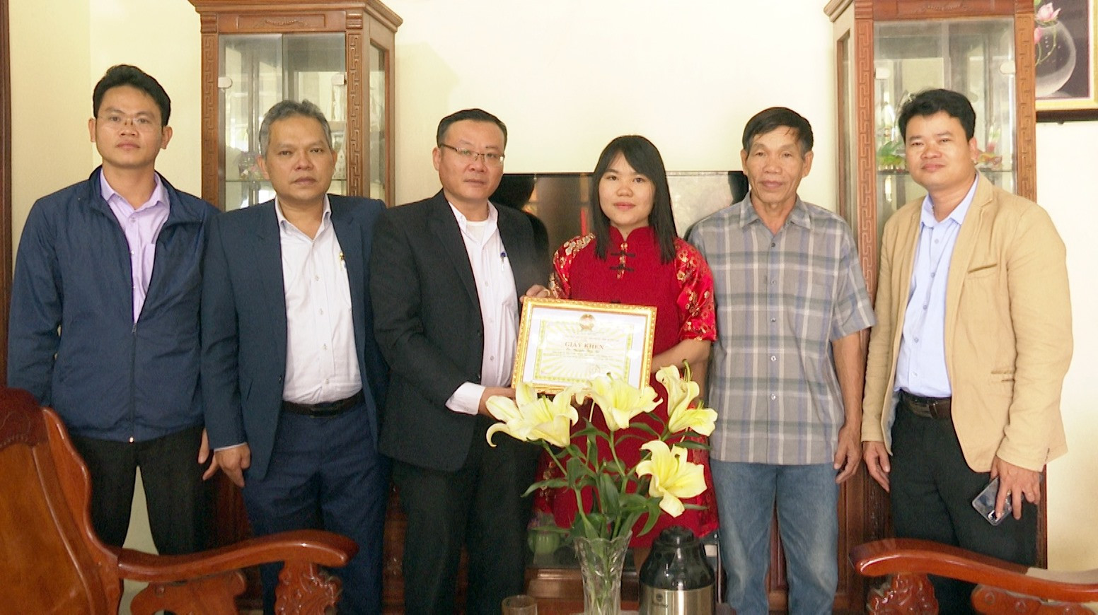 Lãnh đạo huyện Tiên Phước tuyên dương khen thưởng cho em Nguyễn Thục Nữ, thôn Hội An, xã Tiên Châu.
