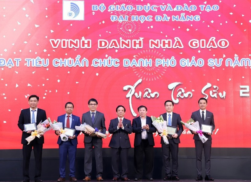 Đại học Đà Nẵng vinh danh các tân Phó Giáo sư tại buổi gặp mặt đầu Xuân Tân Sửu 2021. Ảnh NTB