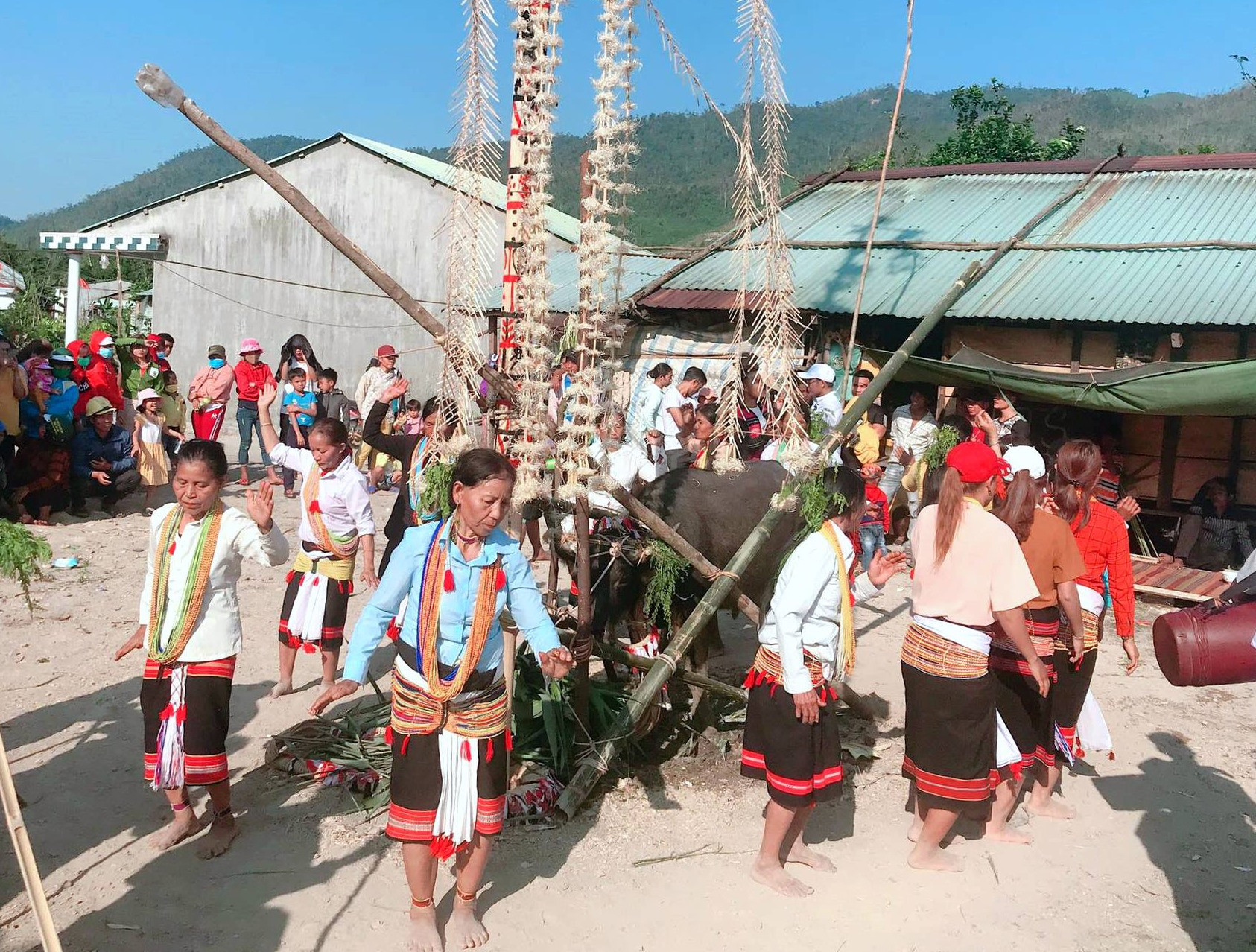 Đồng bào Ca Dong ở xã Phước Gia (Hiệp Đức) vui lễ hội tạ ơn thần lúa trong ngày đầu năm mới. Ảnh: Đ.N
