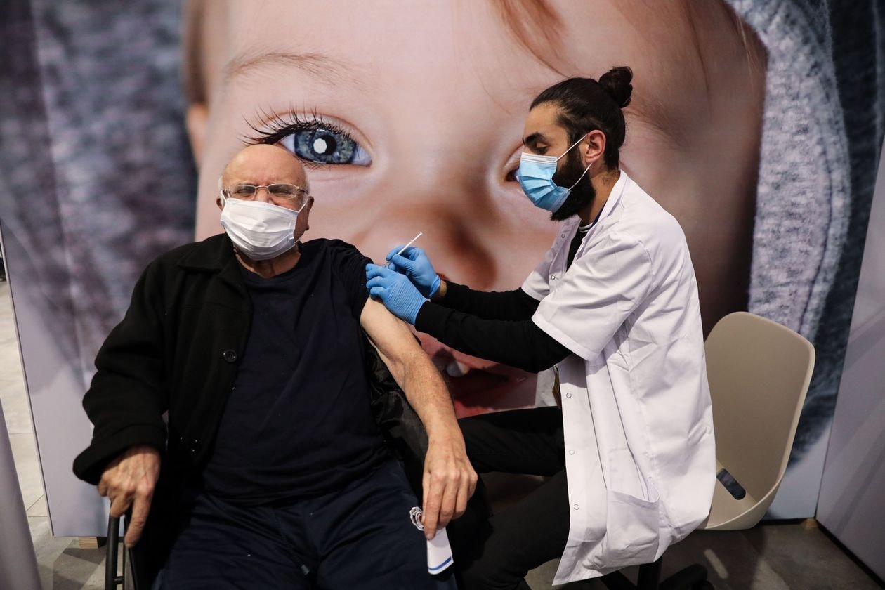 Một y tá Israel đang tiêm vắc-xin ngừa Covid-19 cho người dân. Ảnh: EPA