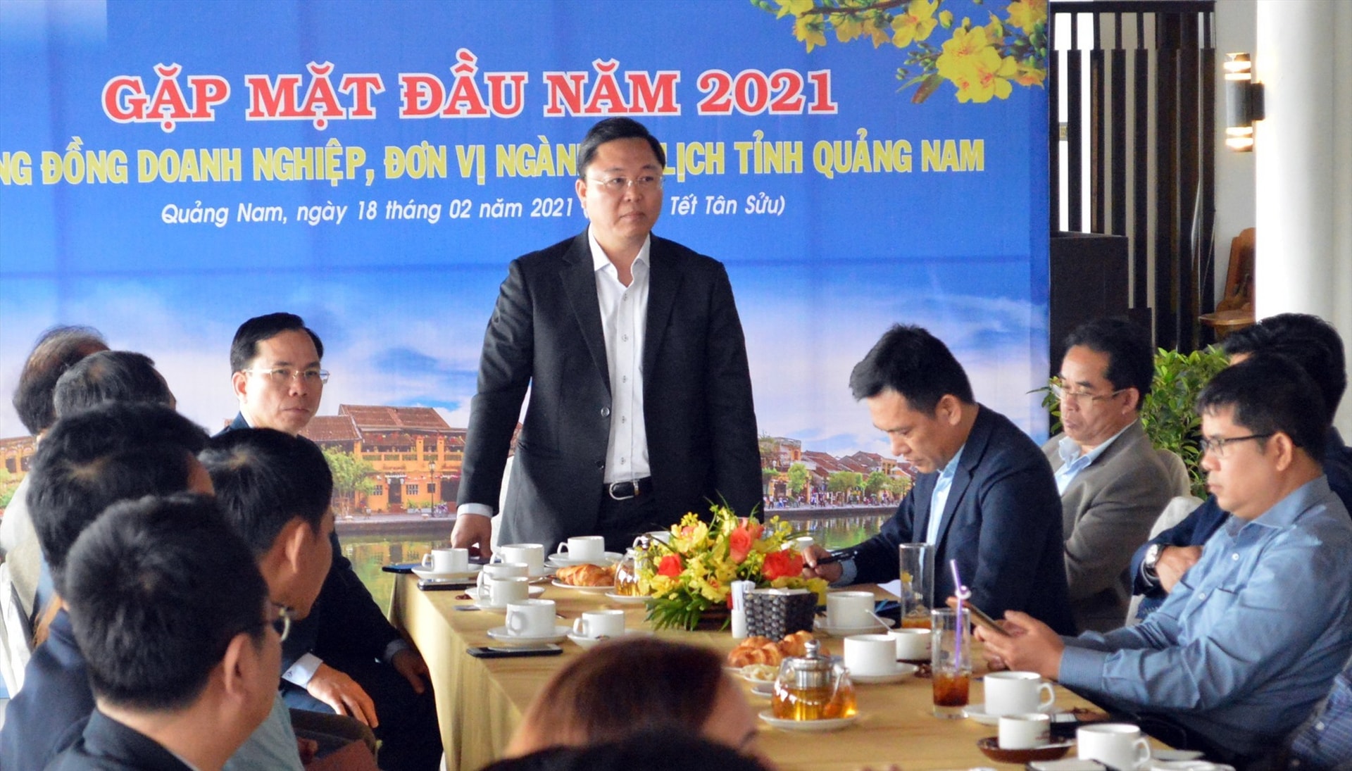 Mr. Le Tri Thanh at the meeting with tourism businesses