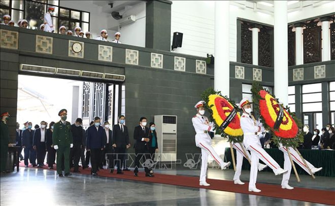 Đoàn đại biểu Chính phủ viếng nguyên Phó Thủ tướng Trương Vĩnh Trọng. Ảnh: Văn Điệp/TTXVN