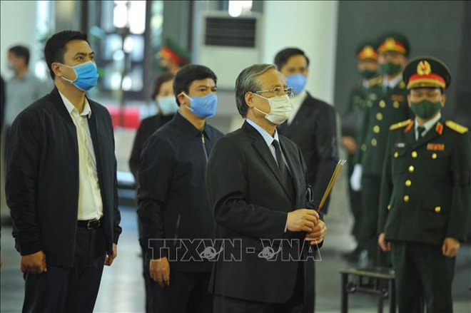 Nguyên Thường trực Ban Bí thư Trần Quốc Vượng viếng đồng chí Trương Vĩnh Trọng. Ảnh: Minh Đức/TTXVN