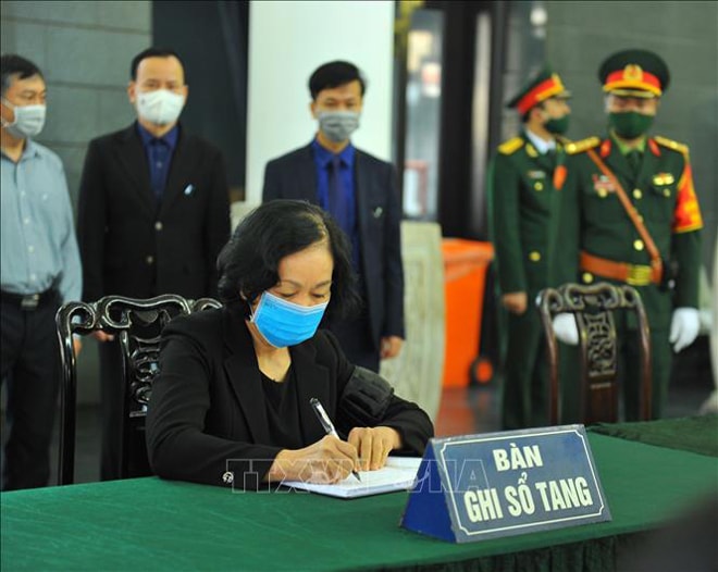 Đồng chí Trương Thị Mai, Ủy viên Bộ Chính trị, Bí thư Trung ương Đảng, Trưởng Ban Dân vận Trung ương ghi sổ tang. Ảnh: Minh Đức/TTXVN,