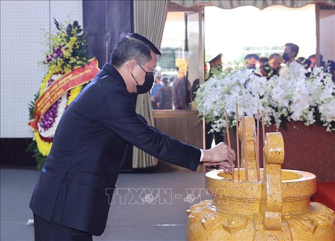 Đồng chí Lê Minh Hưng, Bí thư Trung ương Đảng, Chánh Văn phòng Trung ương Đảng viếng đồng chí Trương Vĩnh Trọng. 