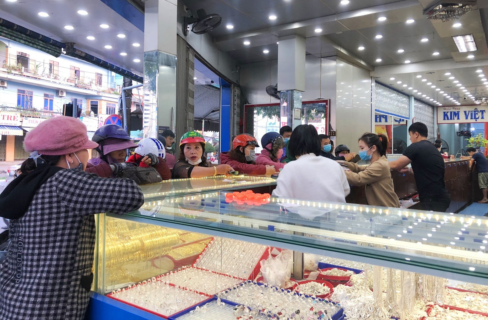 Đông đảo người dân mua vàng tại cửa hàng Kim Việt (đường Phan Châu Trinh, TP. Tam Kỳ). Ảnh: KL