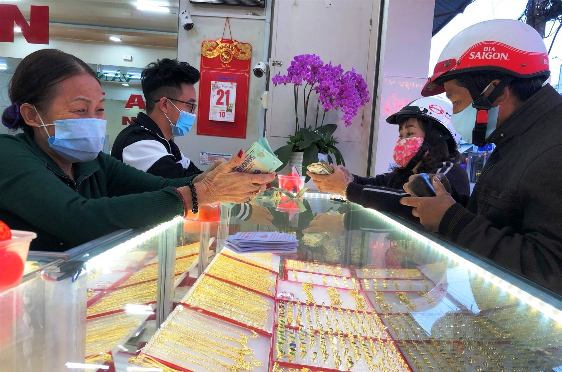 Người dân đeo khẩu trang đến mua vàng tại tiệm vàng Nghĩa Tín (đường Phan Châu Trinh, TP. Tam Kỳ). Ảnh: KL