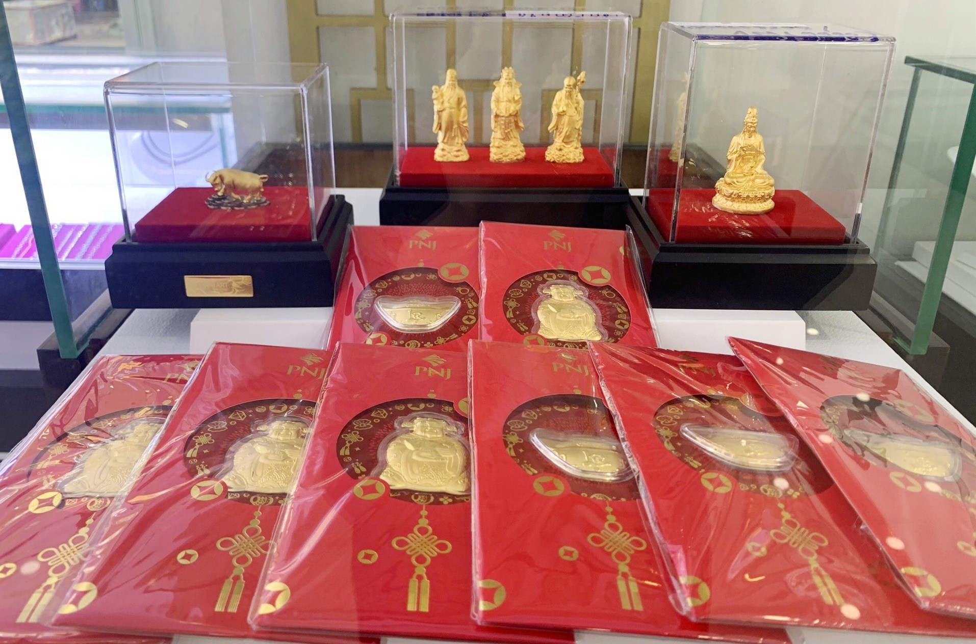 Nhiều sản phẩm vàng dành riêng cho ngày thần tài được bày bán tại cửa hàng PNJ Tam Kỳ. Ảnh: KL