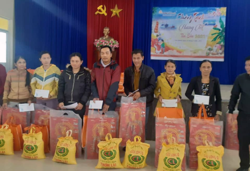 Hàng chục hộ gia đình khó khăn ở xã Tam Quang được nhận quà trước thềm Tết Nguyên đán 2021. Ảnh: T.C