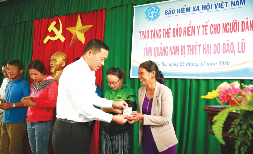 Ông Nguyễn Thanh Danh tặng thẻ BHYT hỗ trợ người dân bị ảnh hưởng bởi bão lũ. Ảnh: D.L