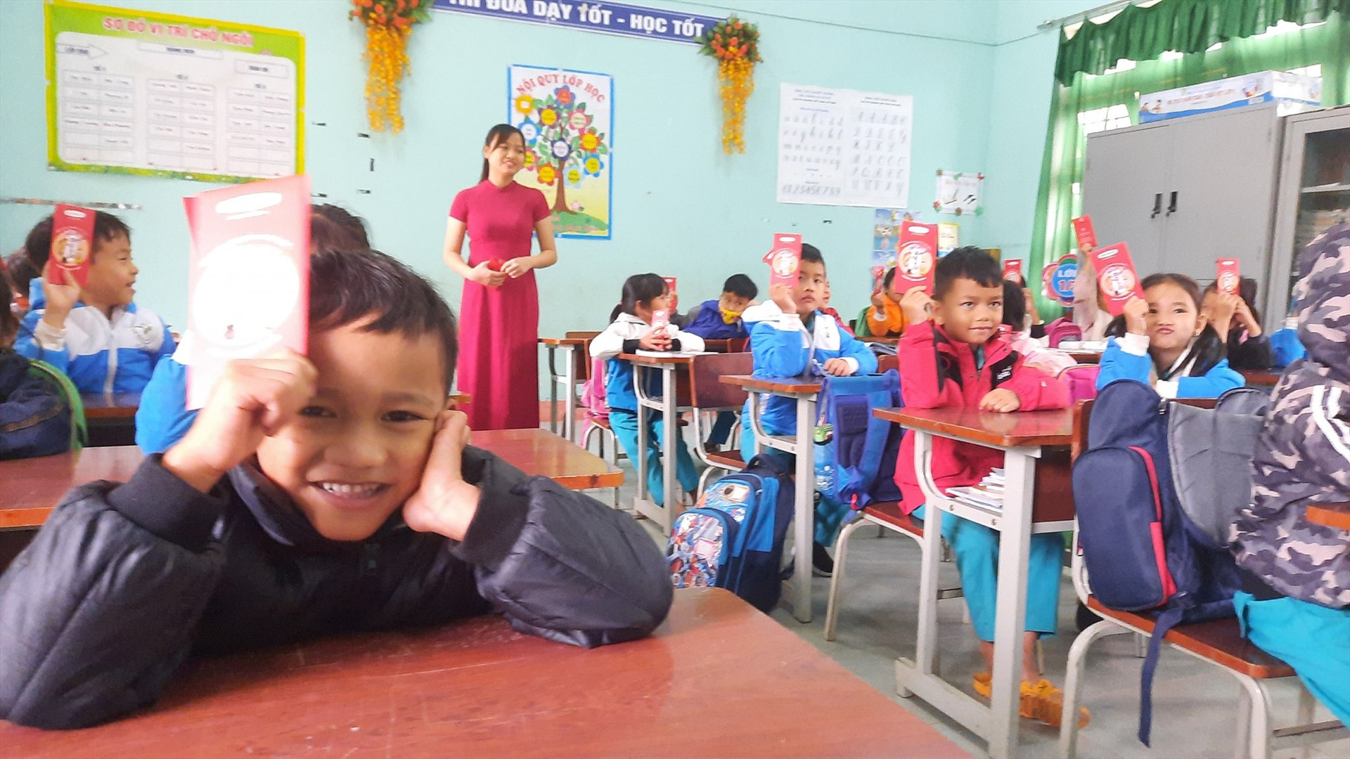 Niềm vui của học sinh huyện Nam Trà My khi nhận bì lì xì trong buổi học đầu tiên của năm mới Tân Sửu. Ảnh: N.T.Vỹ