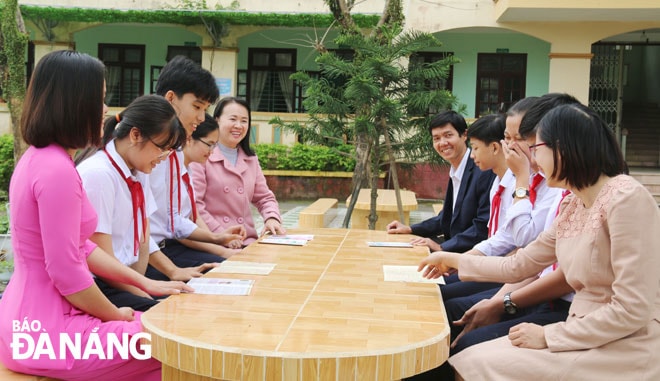 Sự gần gũi giữa học sinh và giáo viên chính là cách để học sinh tin tưởng trao đổi những chuyện “khó nói”. (Ảnh chụp vào tháng 1-2021) Ảnh: THANH TÌNH