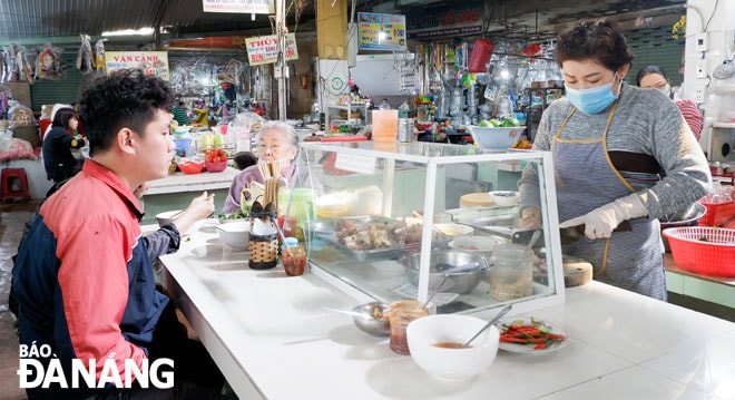 Qua kiểm tra, từ mồng 3 Tết đến mồng 8 tháng Giêng, tại chợ Túy Loan chưa có quầy hàng nào vi phạm về an toàn thực phẩm. Ảnh: MAI HIỀN