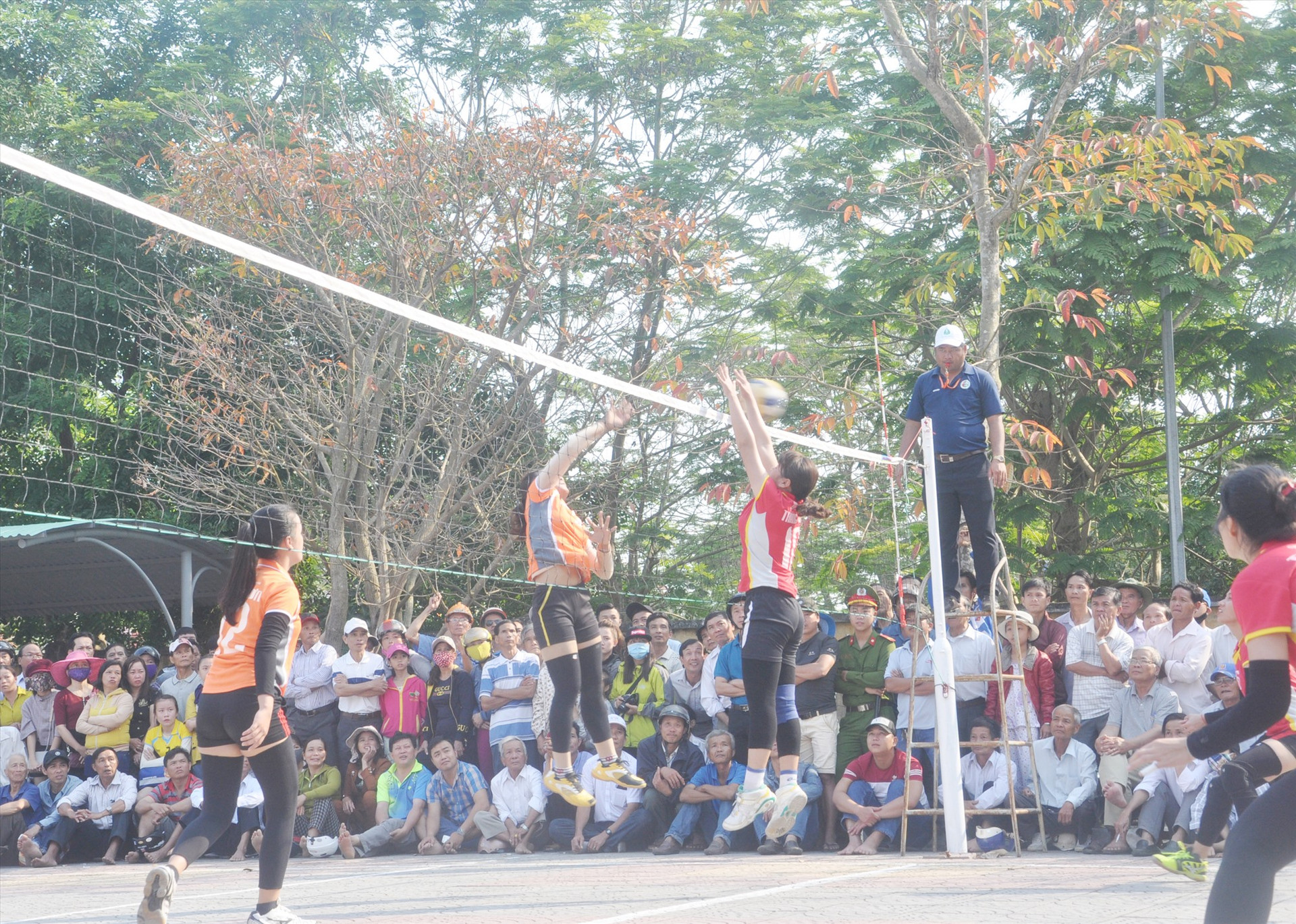 Môn bóng chuyền nữ Đại hội TD-TT tỉnh lần thứ VIII tổ chức tại thị xã Điện Bàn năm 2018 thu hút đông đảo khán giả. Ảnh: T.V
