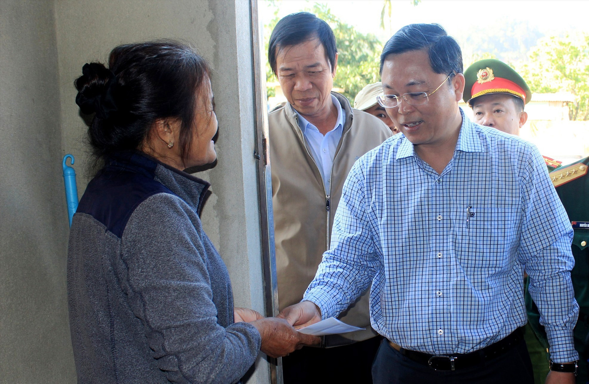Chủ tịch UBND tỉnh Lê Trí Thanh tặng quà cho hộ dân ở thôn 1 (xã Phước Lộc).