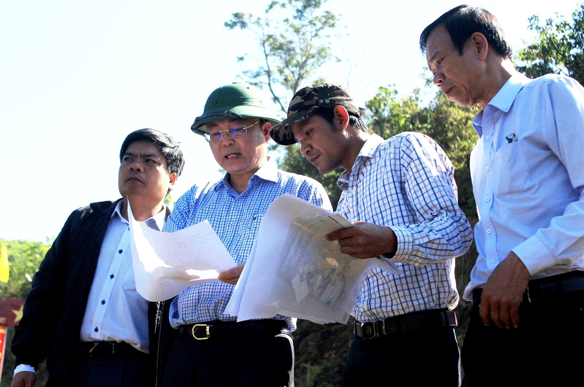 Đoàn công tác khảo sát vị trí dự kiến bố trí tái định cư ở xã Phước Thành