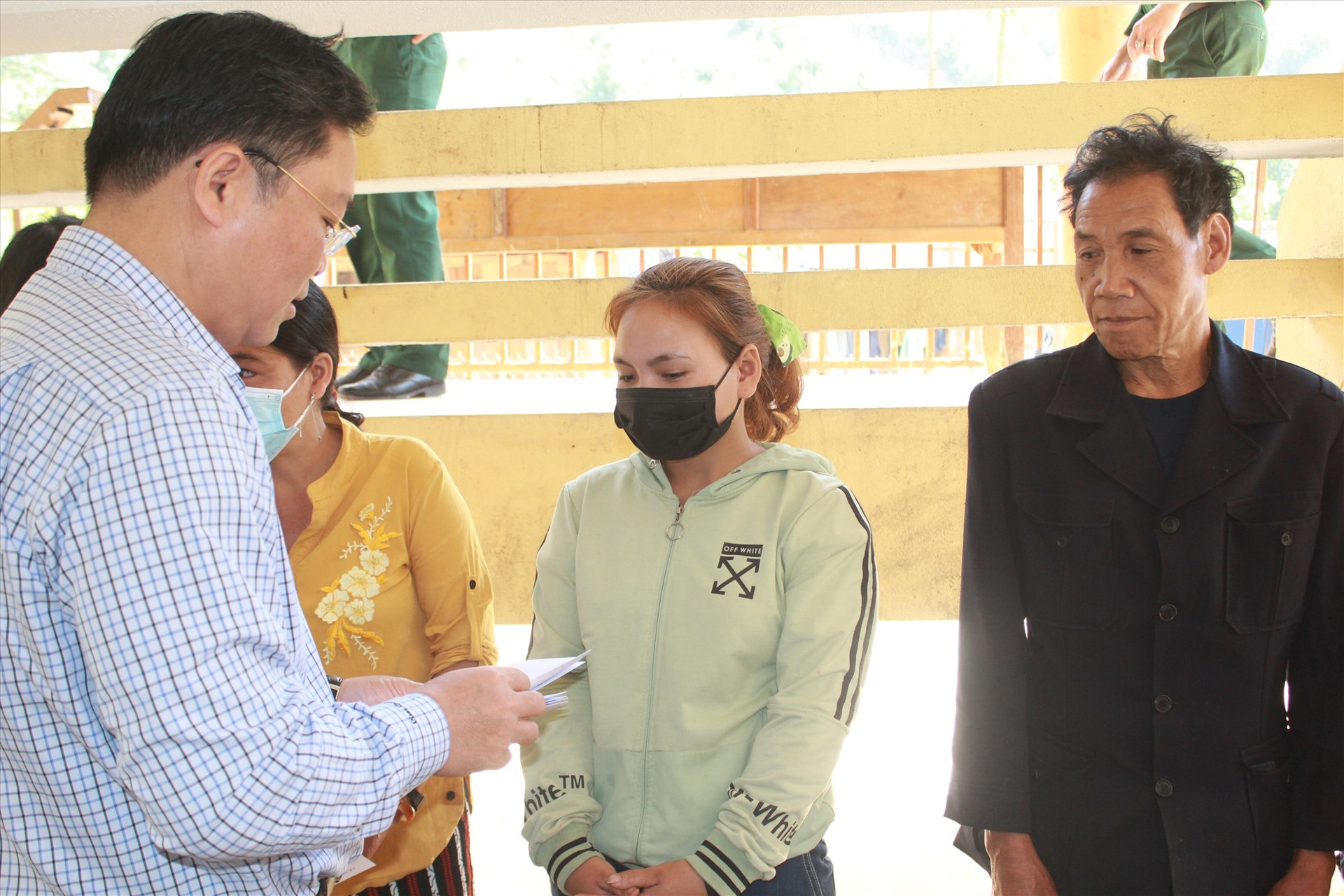 Đồng chí Lê Trí Thanh tặng quà cho các hộ dân bị thiệt hại do bão lũ ở thôn Trà Văn A