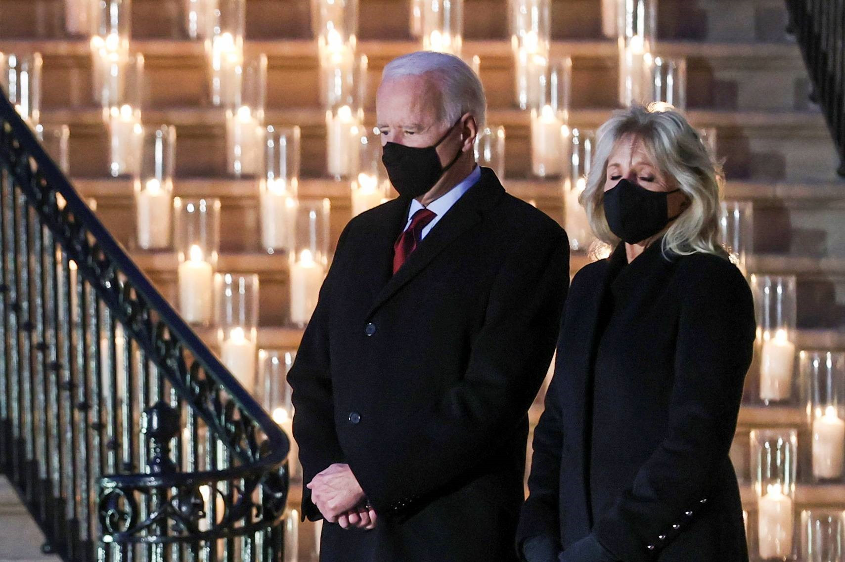 Tổng thống Hoa Kỳ Joe Biden và vợ của ông, Jill Biden, đã tạm dừng một chút im lặng tại Nhà Trắng vào thứ Hai để đánh dấu cột mốc nghiệt ngã về 500.000 người Mỹ thiệt mạng vì C