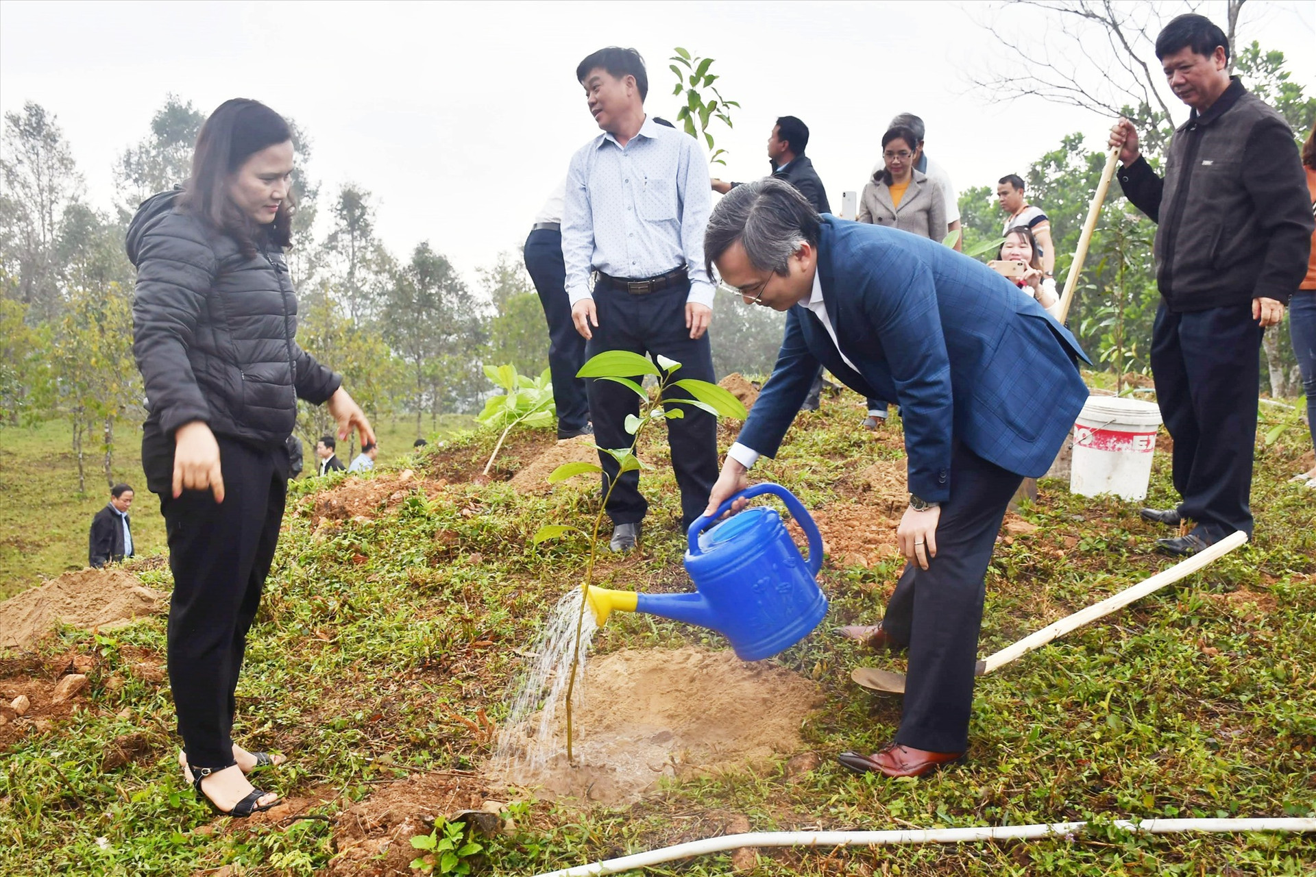 Lãnh đạo huyện Bắc Trà My trồng cây hưởng ứng phong trào Tết trồng cây trong những ngày đầu xuân năm 2021. Ảnh: N.Đ