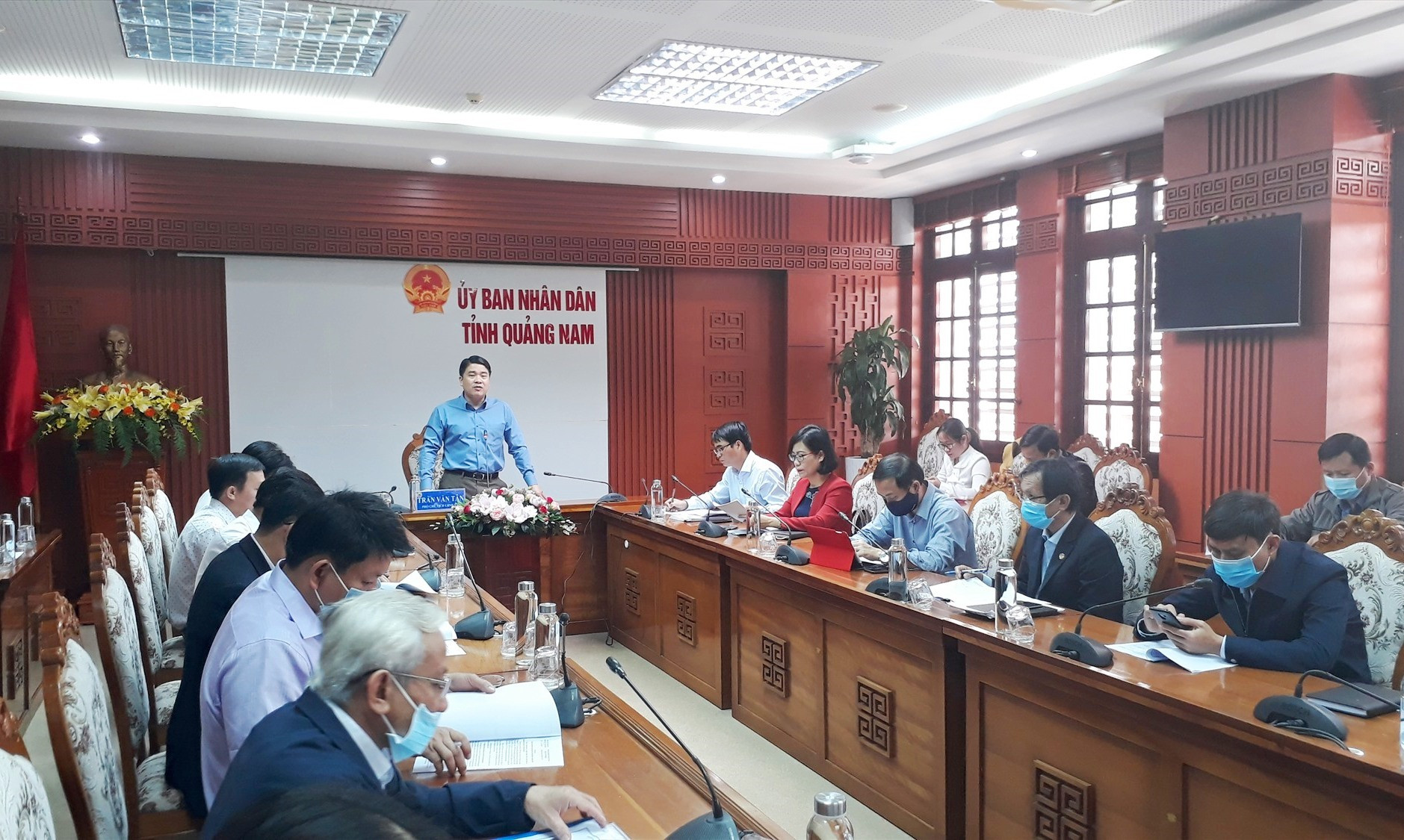 Phó Chủ tịch UBND tỉnh Trần Văn Tân đánh giá cao công tác tổ chức thi GV năm 2020 . Ảnh: X.P