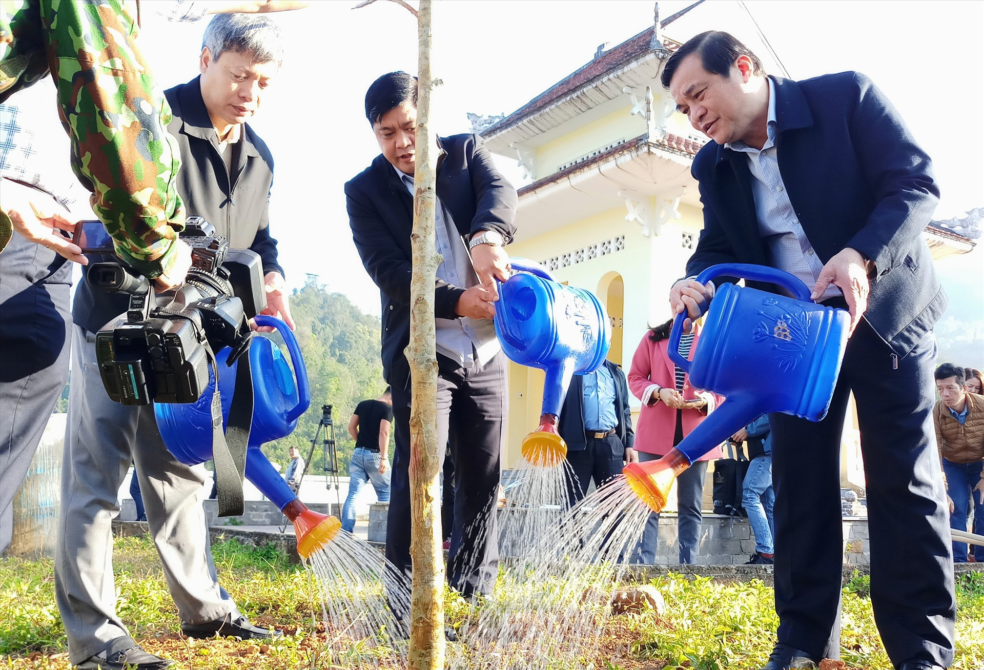 Bí thư Tỉnh ủy Phan Việt Cường cùng đại diện lãnh đạo tỉnh trồng cây lưu niẹm tại khuôn viên khu di tích. Ảnh: A.N