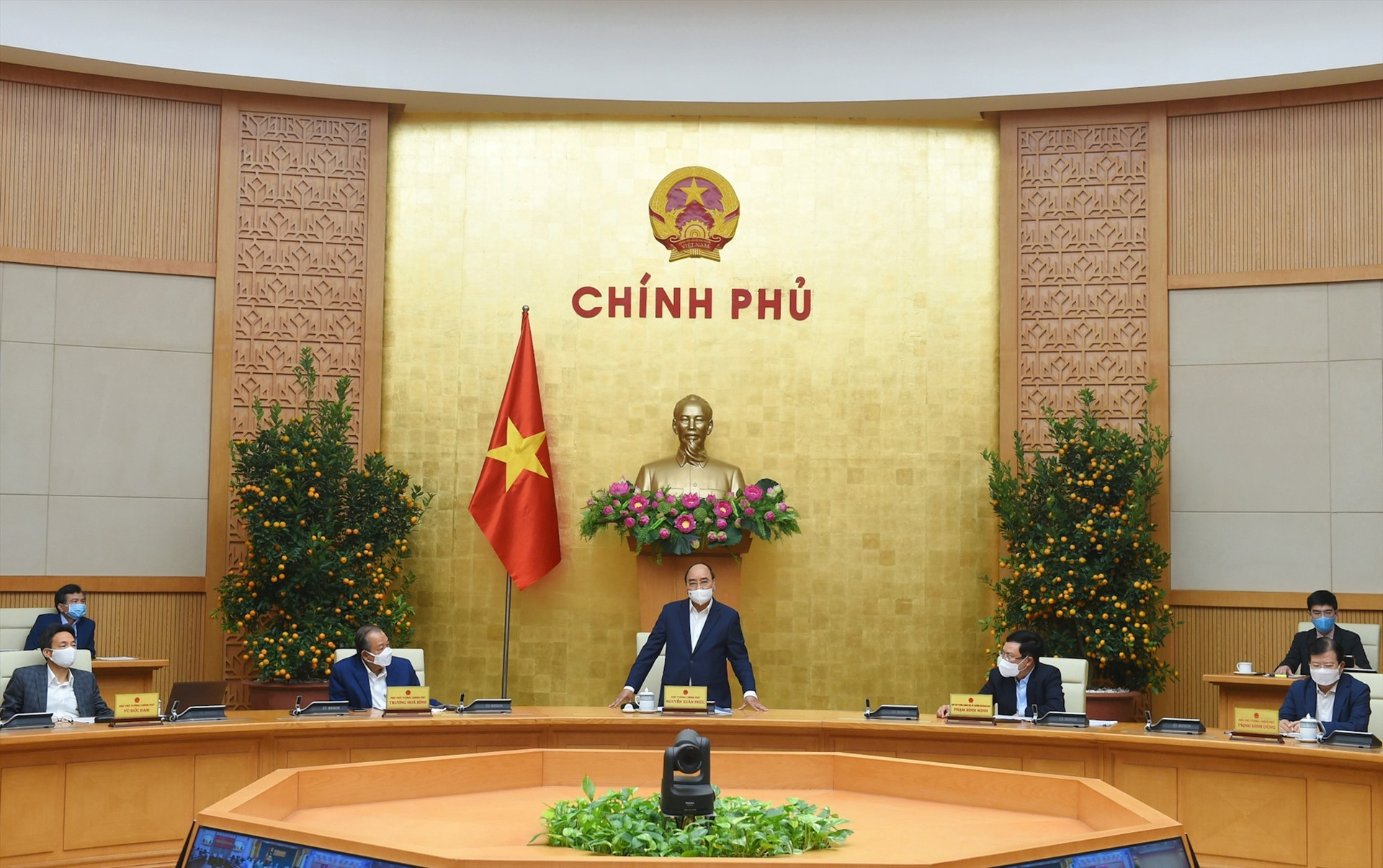 Thủ tướng Nguyễn Xuân Phúc chủ trì họp Thường trực Chính phủ “chốt” một số vấn đề về phòng chống COVID-19. Ảnh: VGP